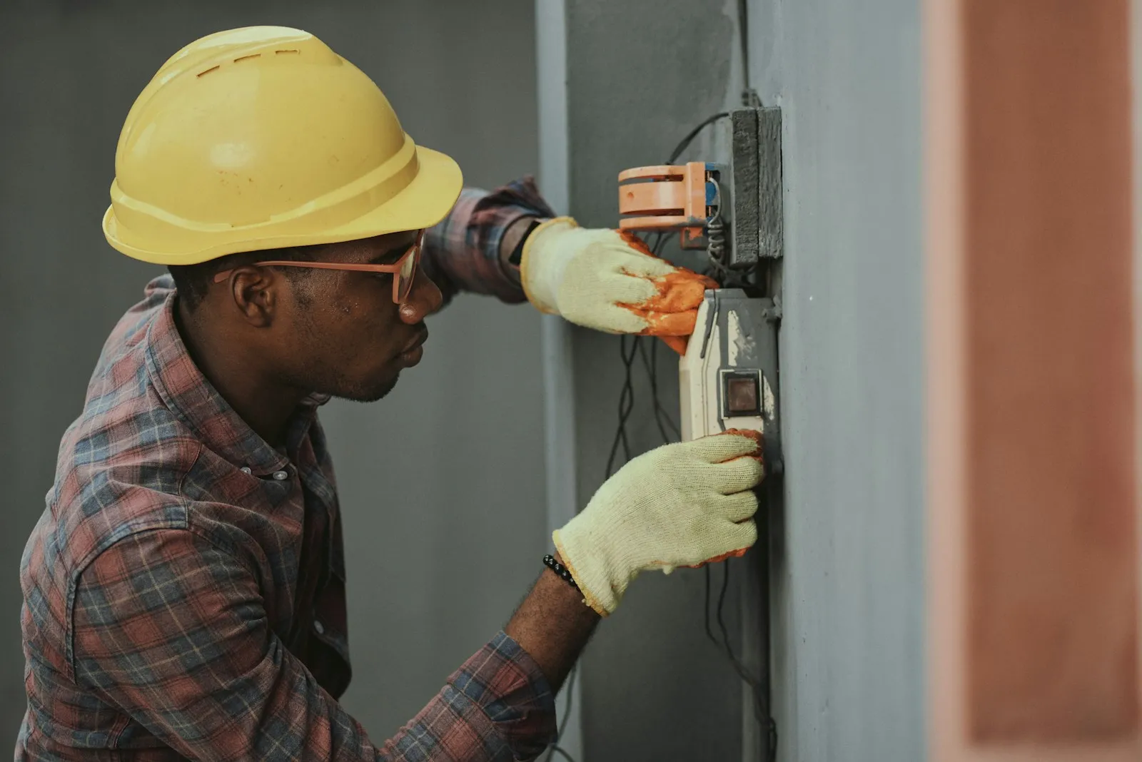 Elektriker bei der Installation von Elektroleitungen