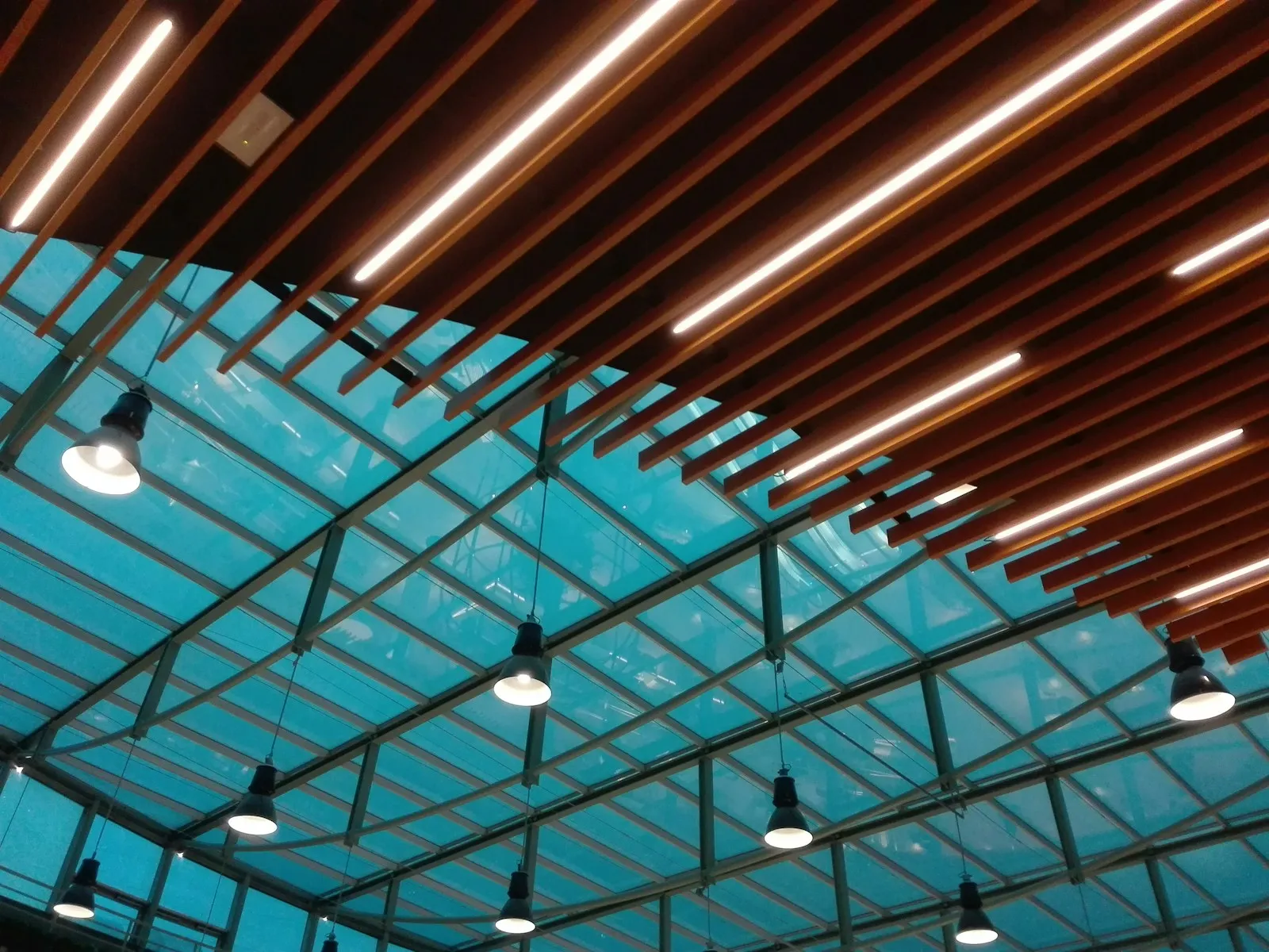 Moderne LED-Deckenbeleuchtung in einem Gebäude